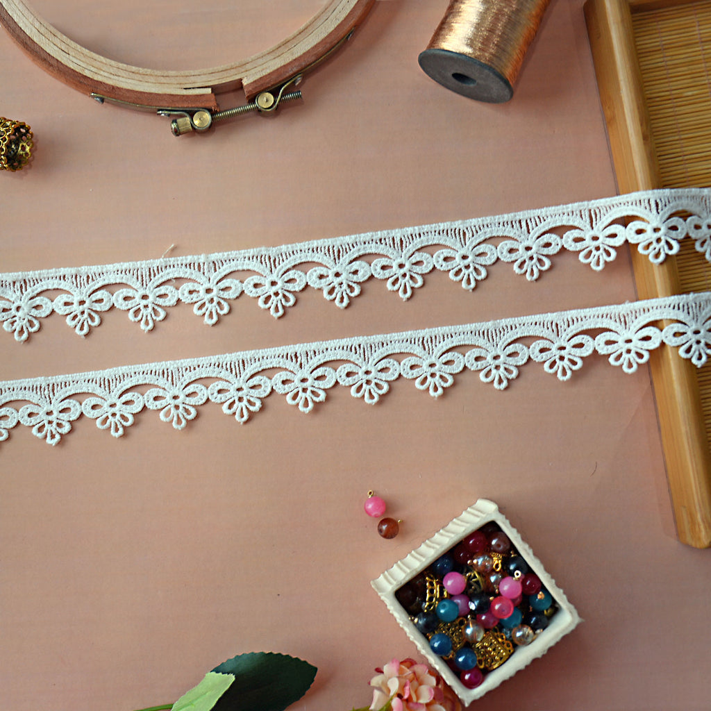 One Side Border Shuttle Lace
