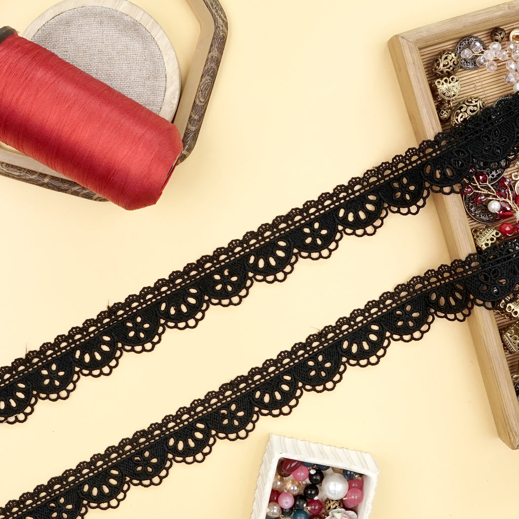 One Side Border Shuttle Lace