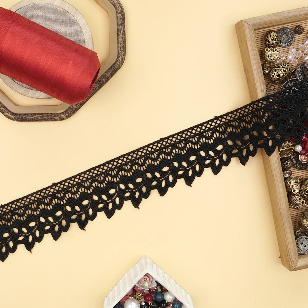 One Side Border Shuttle Lace