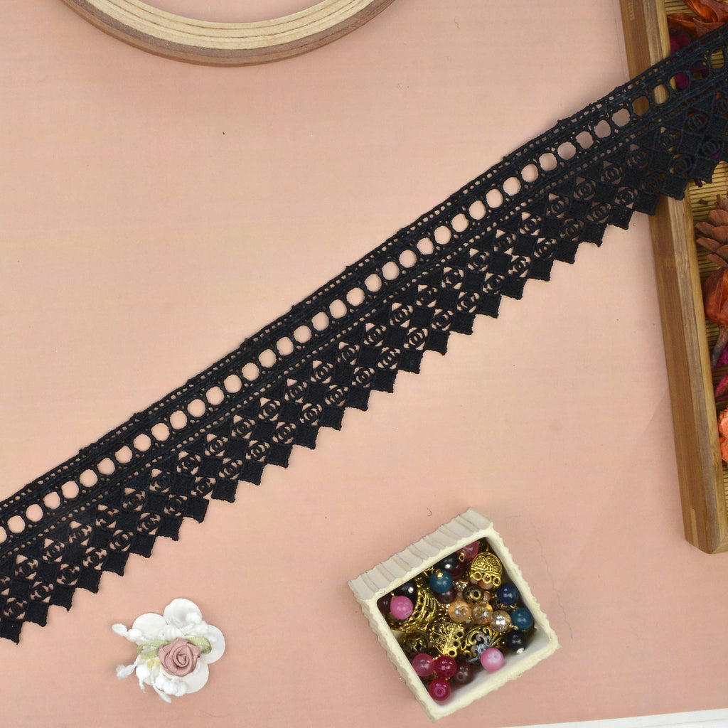 One Side Border Shuttle Lace