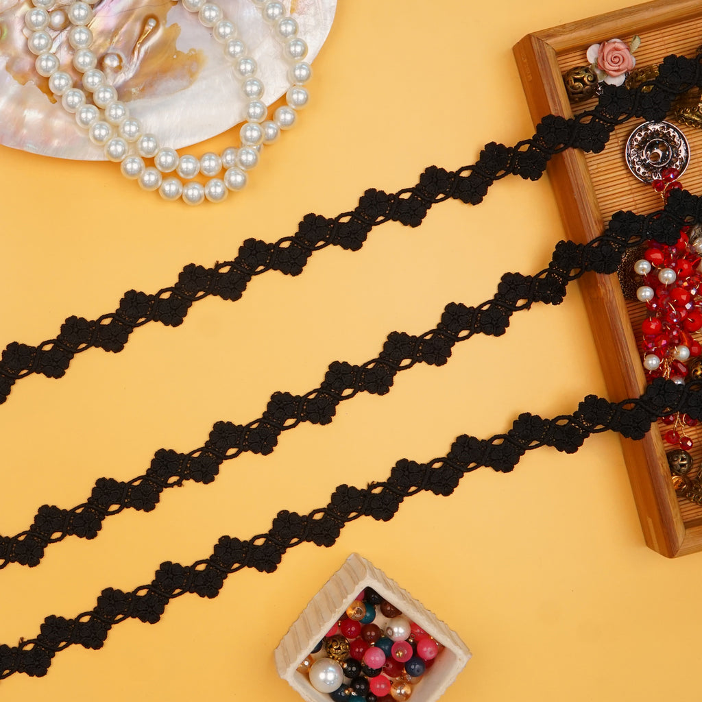 Center Zigzag Border Shuttle Lace