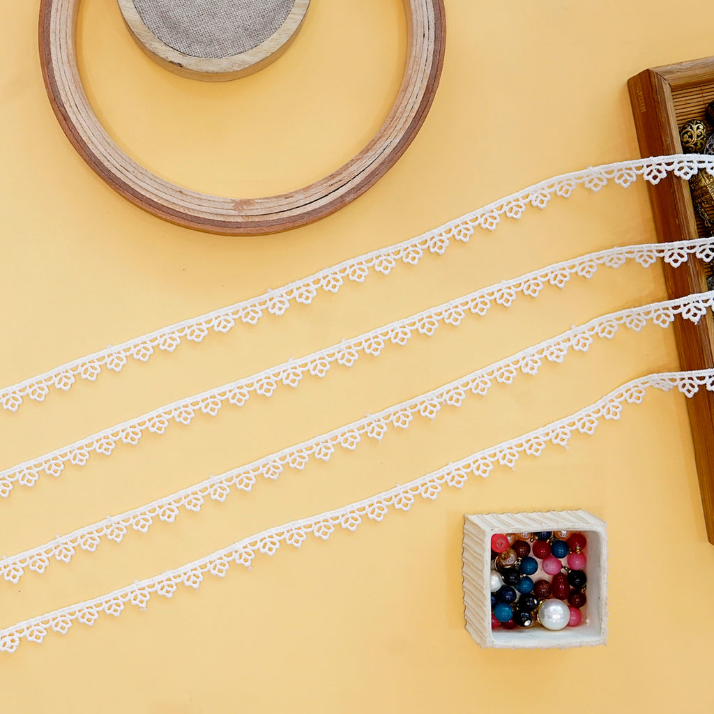 One Side Border Shuttle Lace