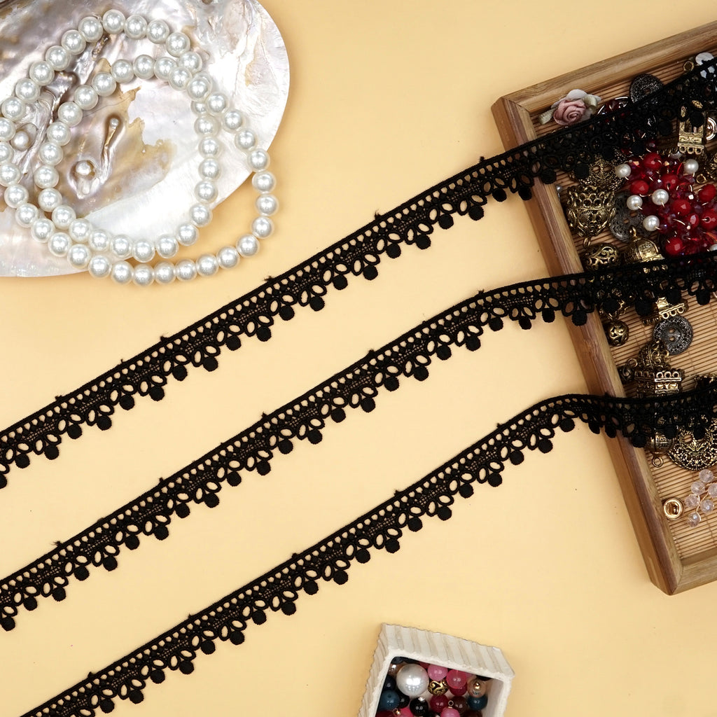 One Side Border Shuttle Lace