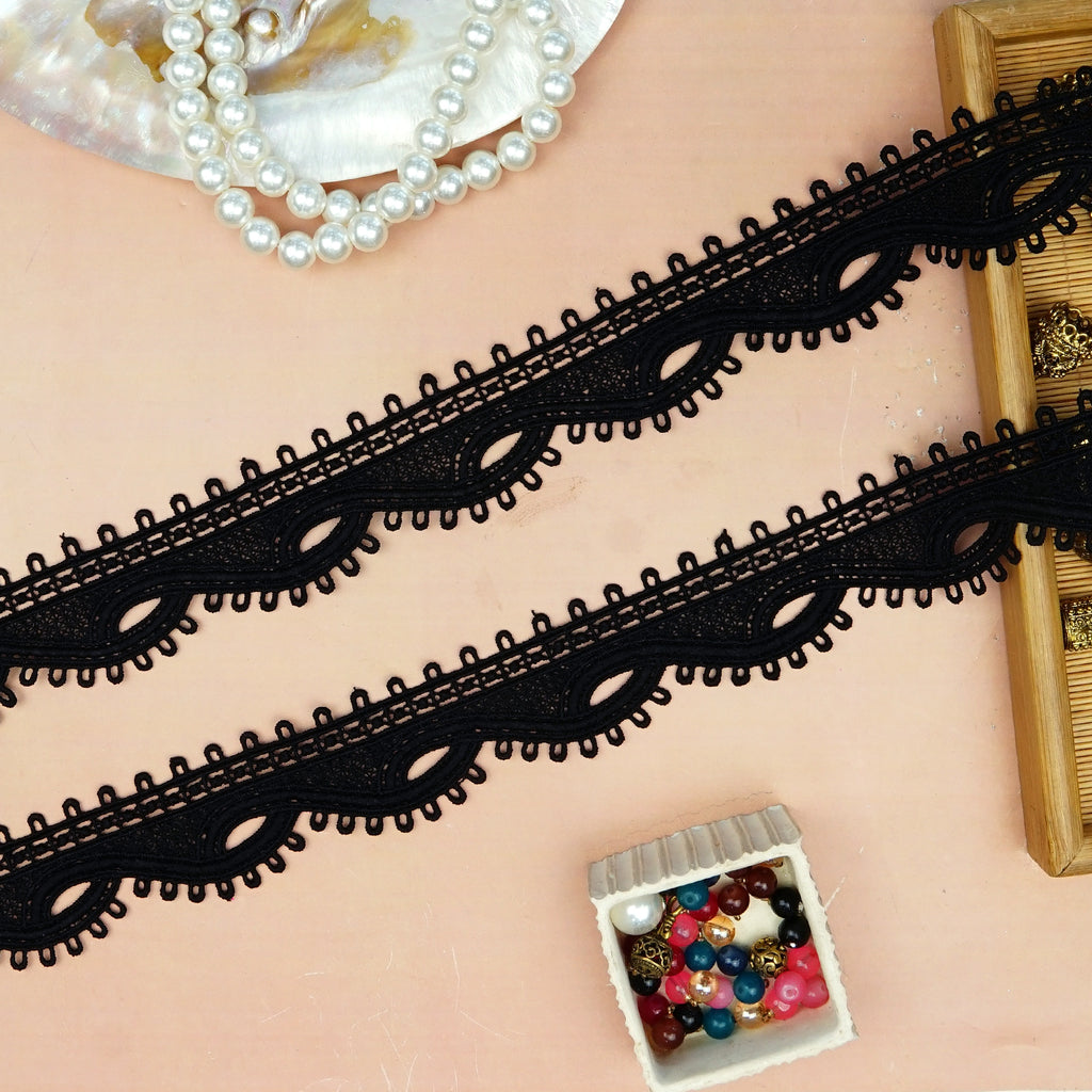 One Side Border Shuttle Lace