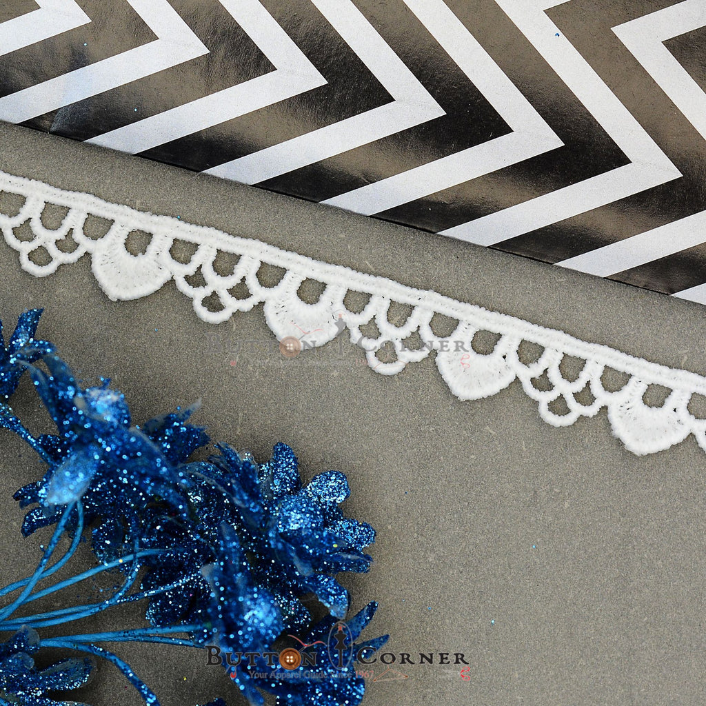 One Side Border Shuttle Lace
