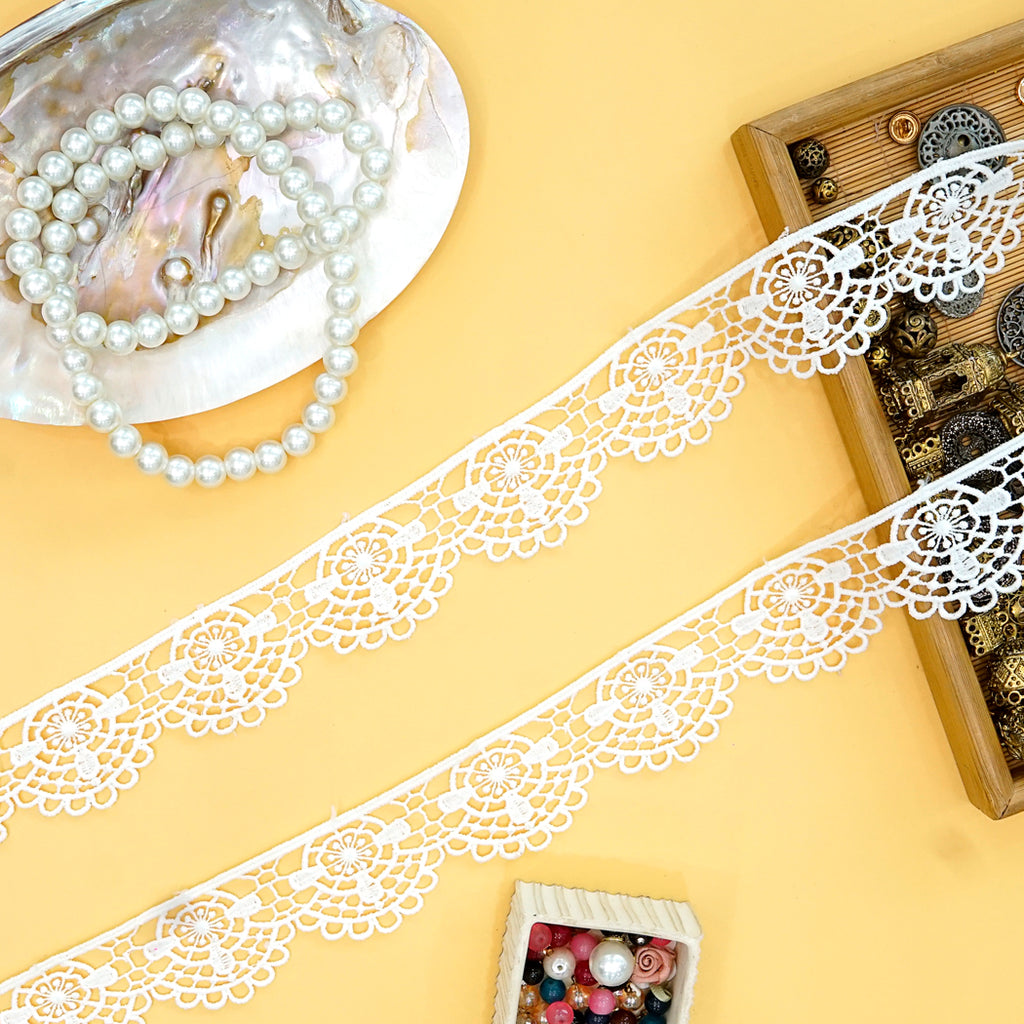 One Side Border Shuttle Lace