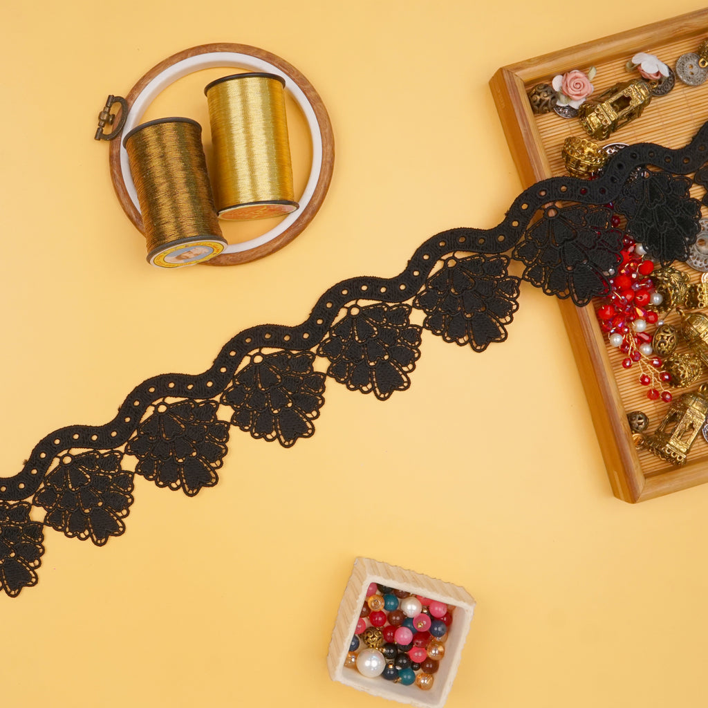One Side Border Shuttle Lace