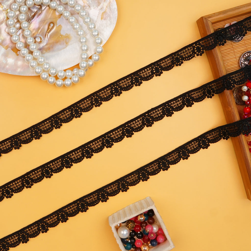 One Side Border Shuttle Lace