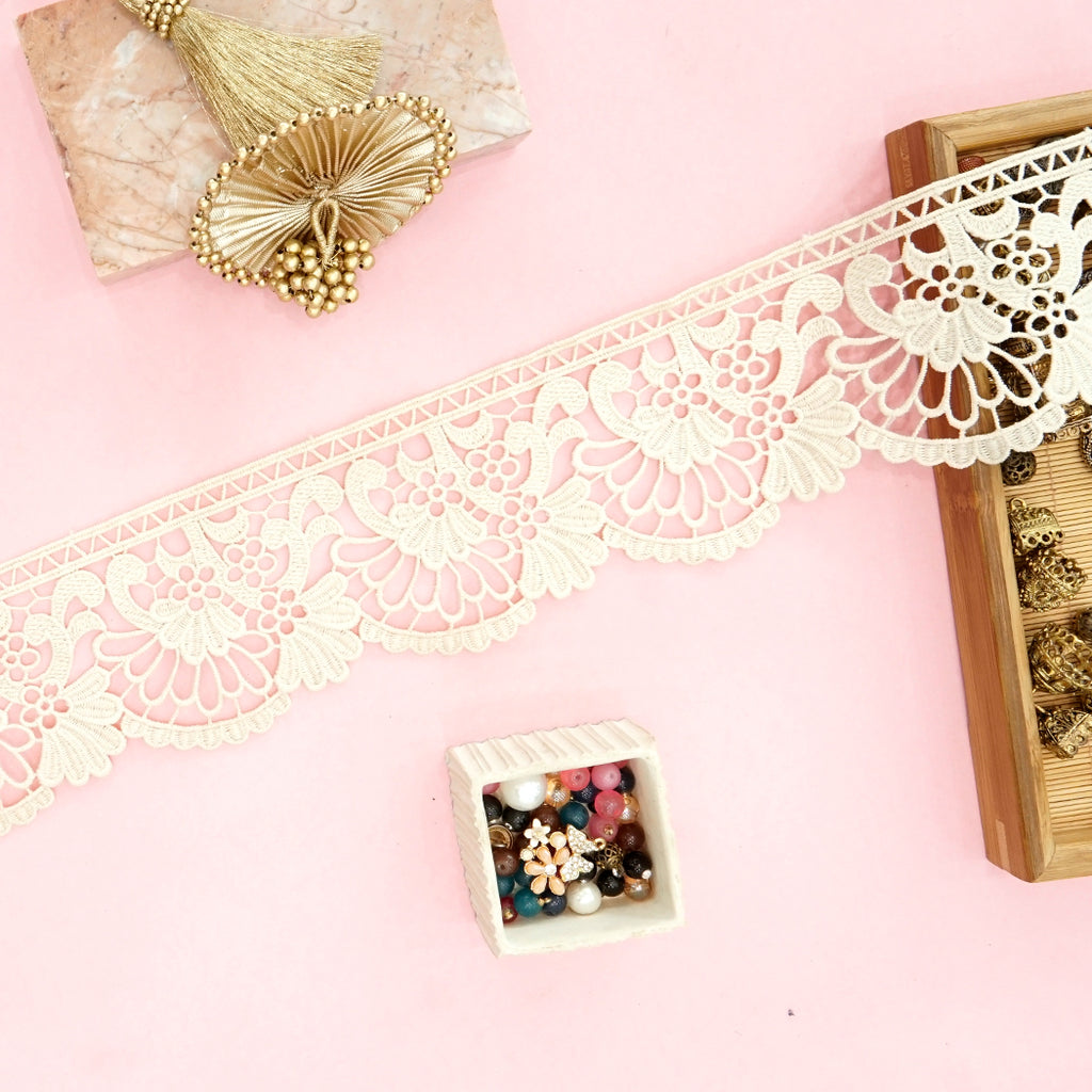 One Side Border Shuttle Lace
