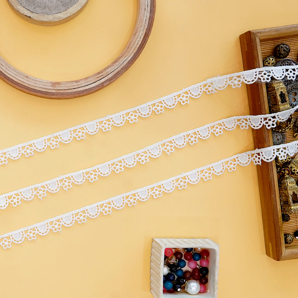 One Side Border Shuttle Lace