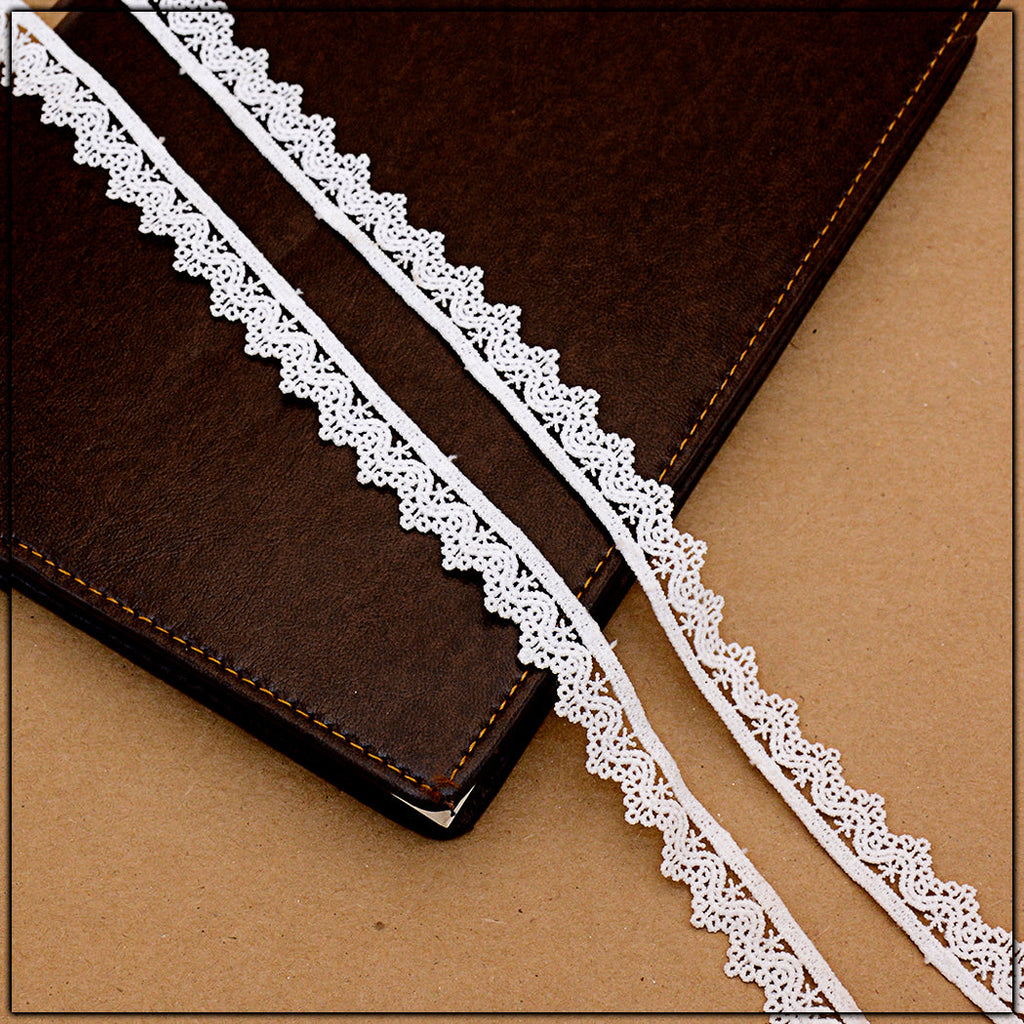 One Side Border Shuttle Lace