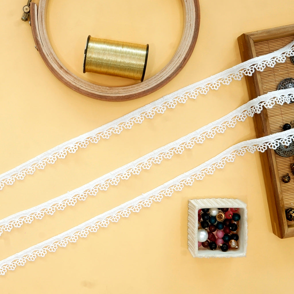 One Side Border Shuttle Lace