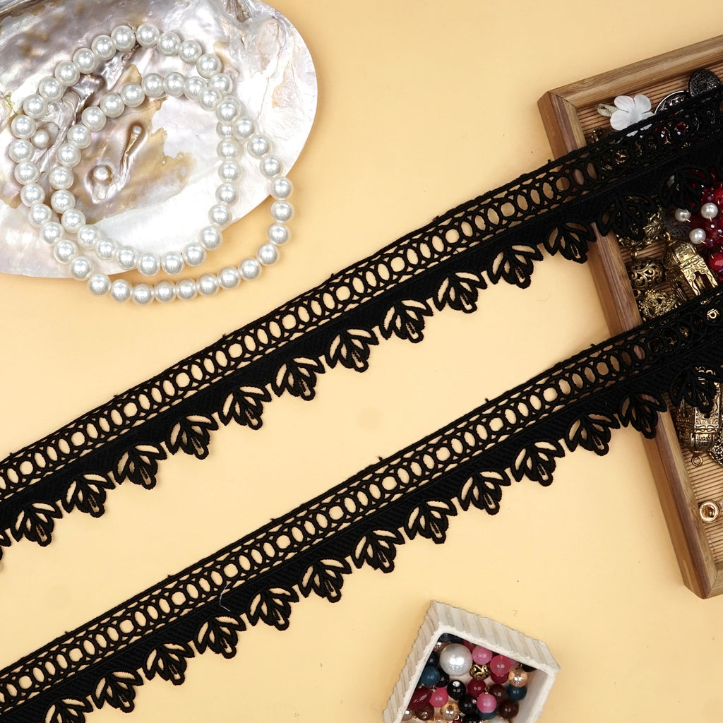 One Side Border Shuttle Lace