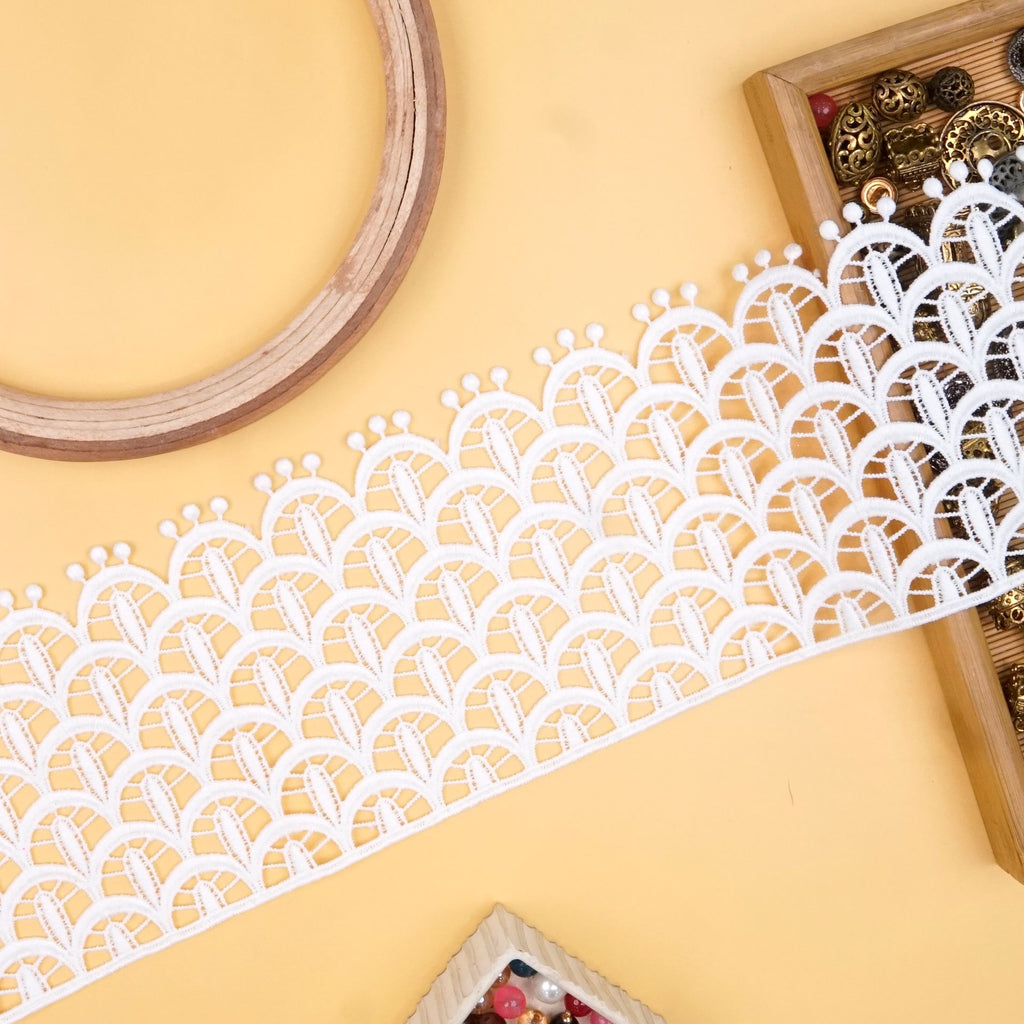One Side Border Shuttle Lace