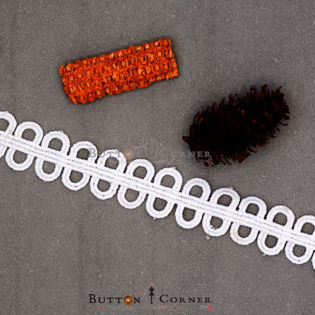 Center Border Shuttle Lace