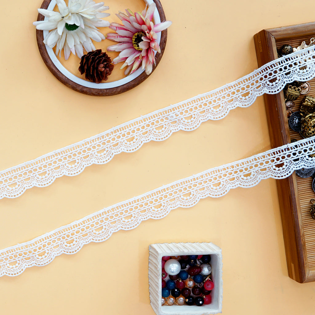 One Side Border Shuttle Lace