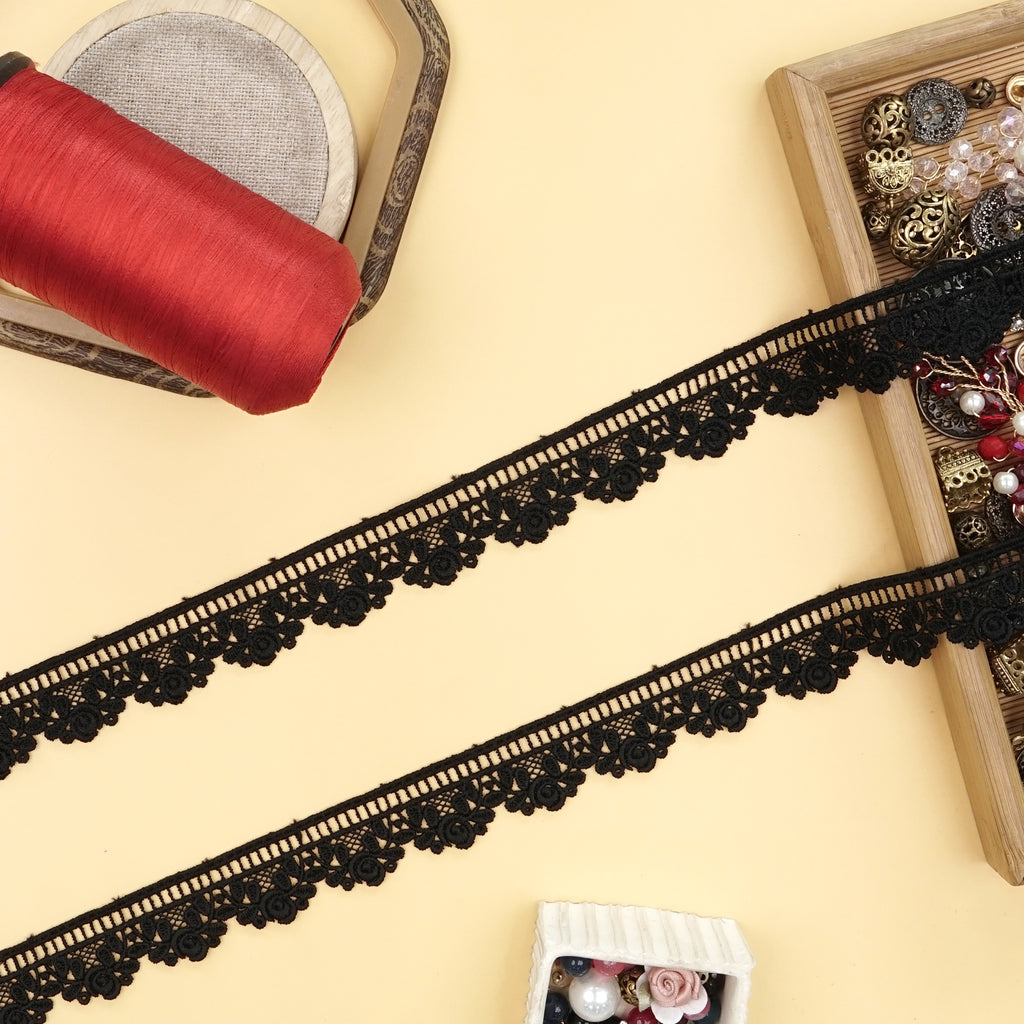 One Side Border Shuttle Lace