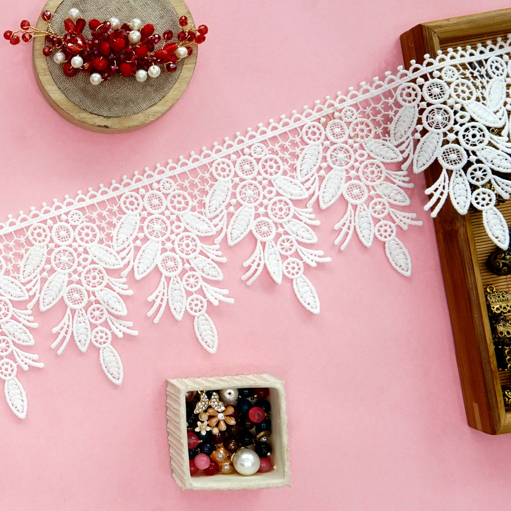 One Side Border Shuttle Lace