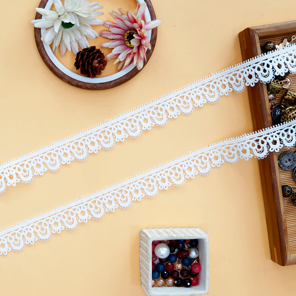 One Side Border Shuttle Lace
