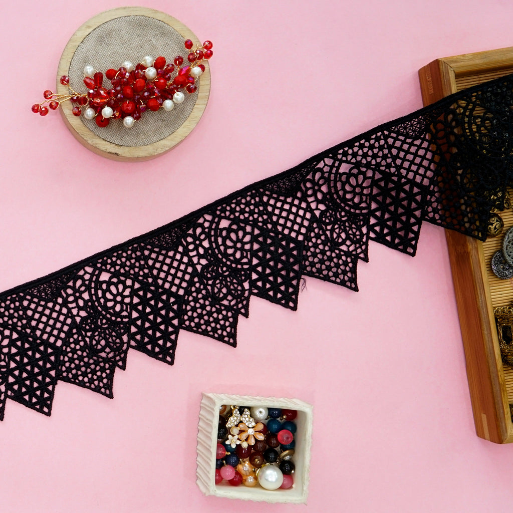 One Side Border Shuttle Lace