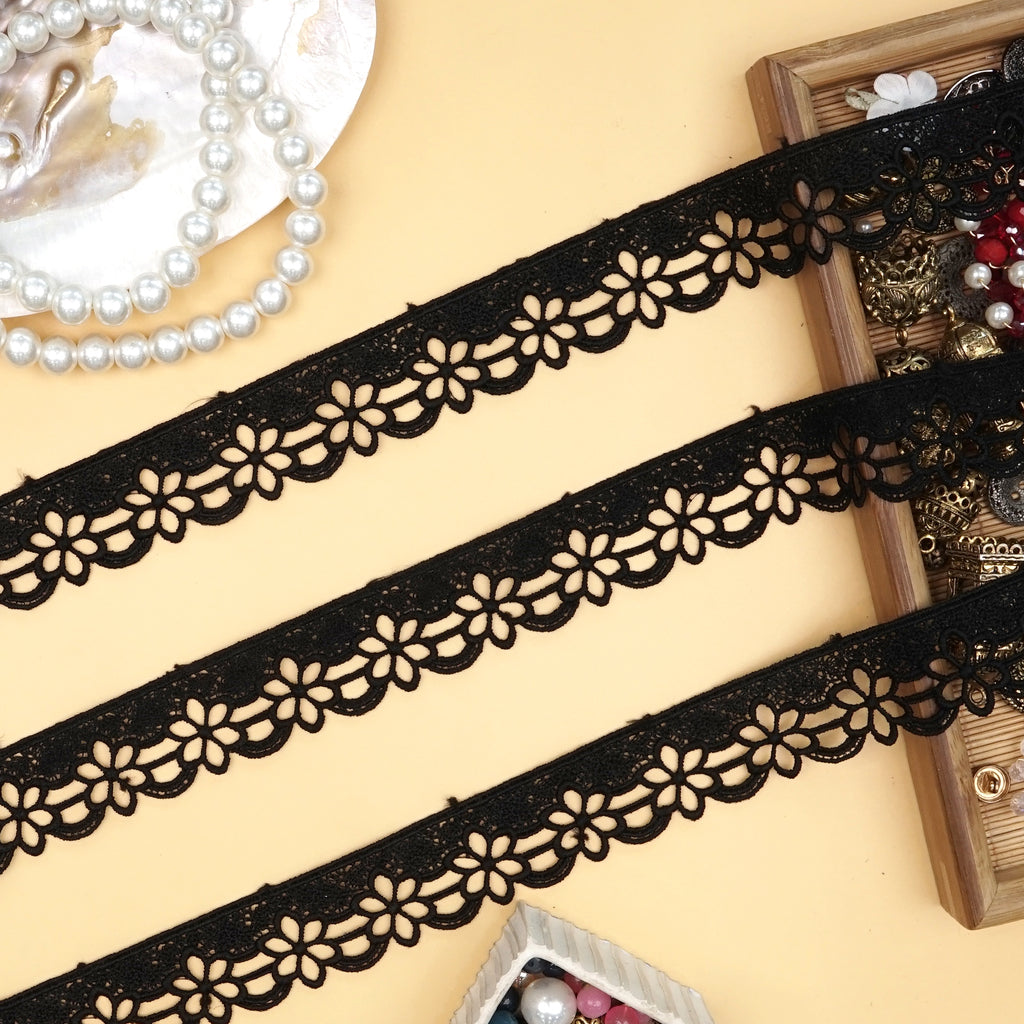 One Side Border Shuttle Lace
