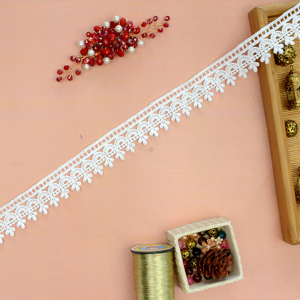 One Side Border Shuttle Lace