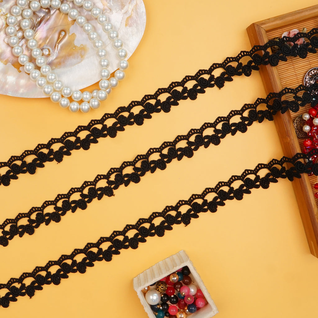 One Side Border Shuttle Lace