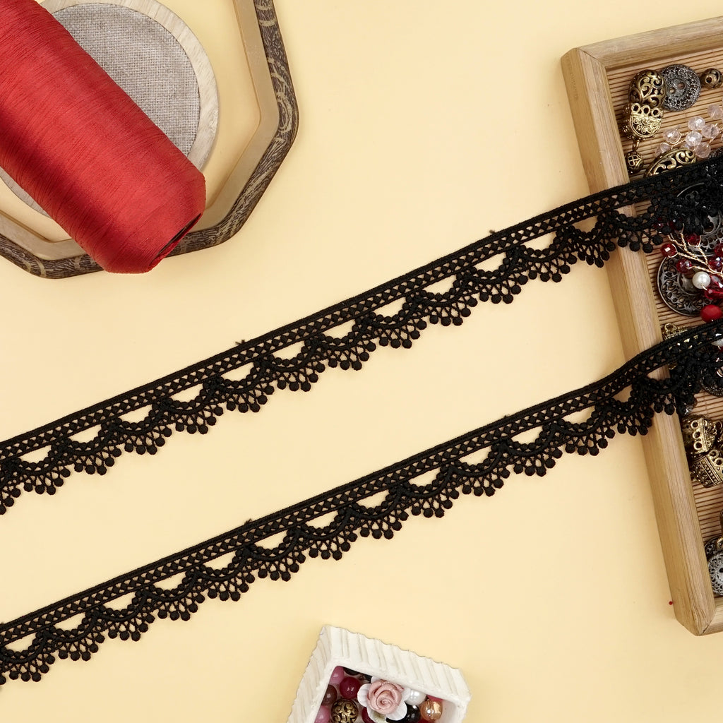 One Side Border Shuttle Lace