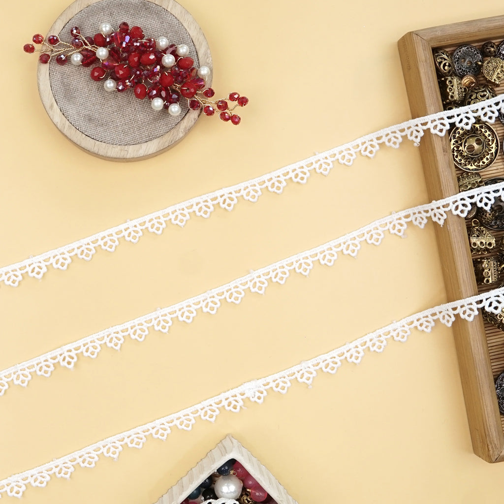 One Side Border Shuttle Lace