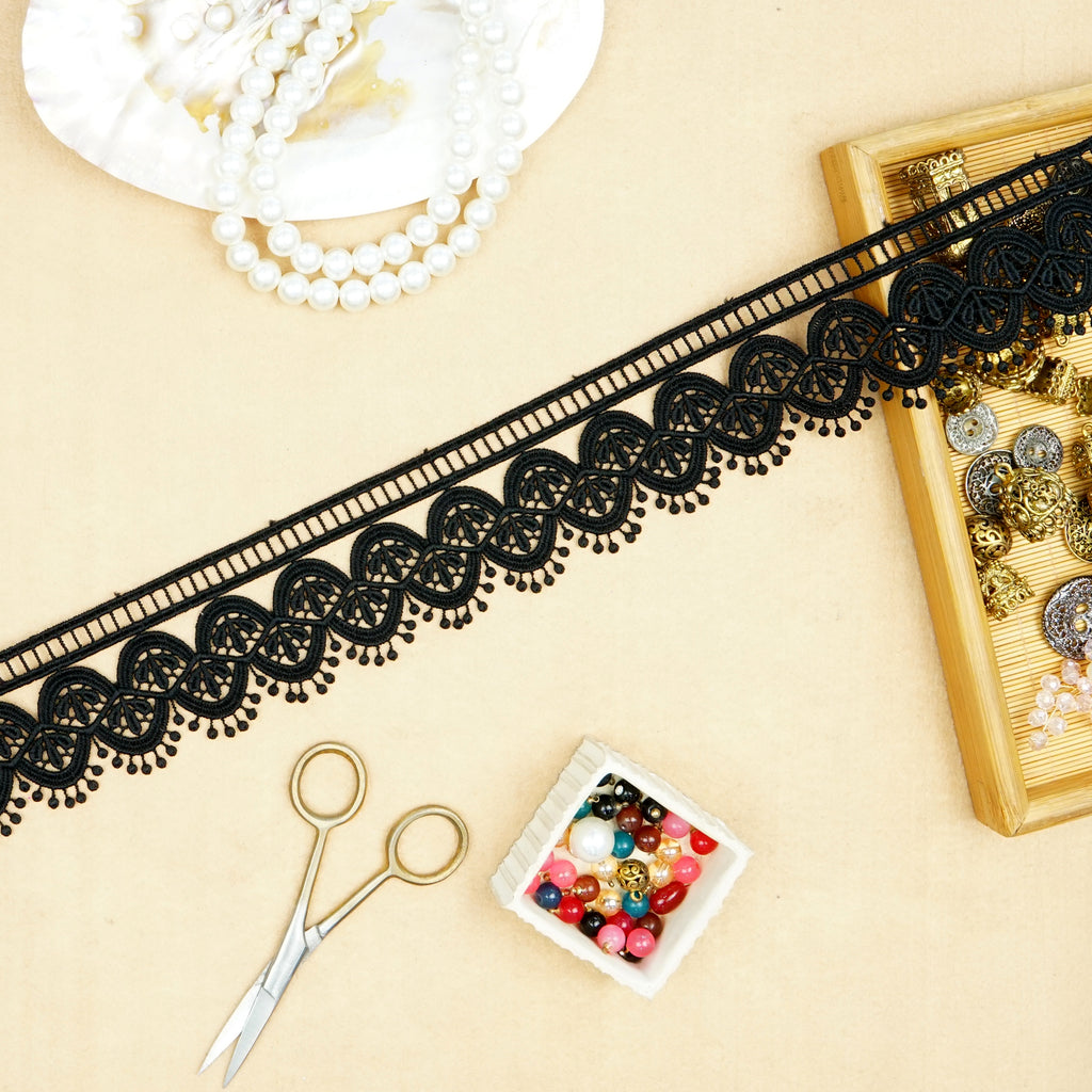 One Side Border Shuttle Lace