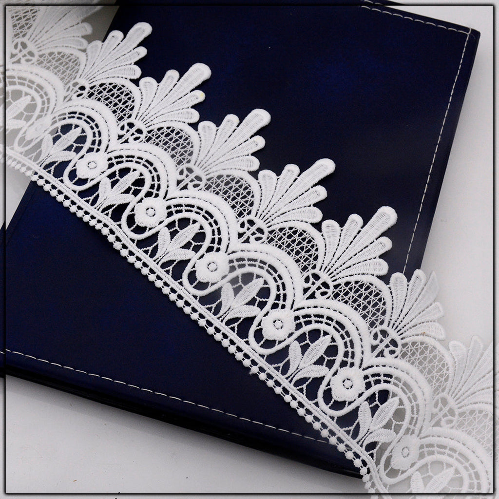 One Side Border Shuttle Lace