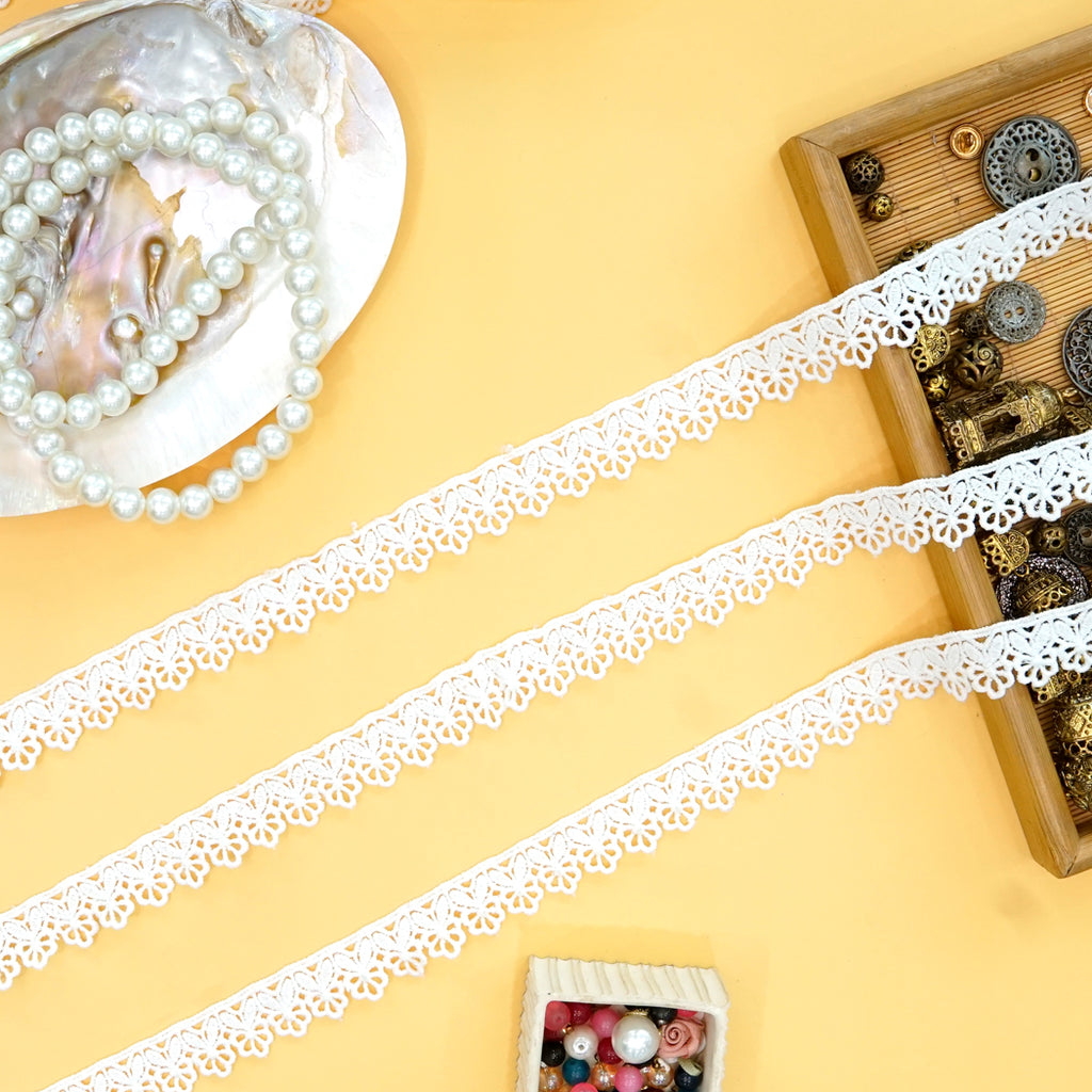 One Side Border Shuttle Lace