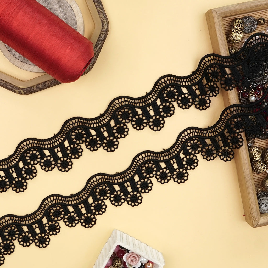One Side Border Shuttle Lace