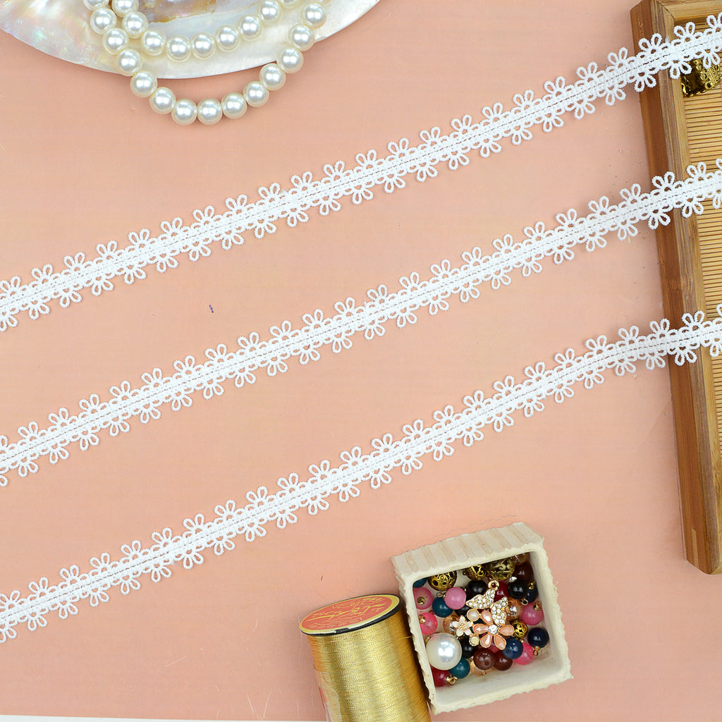 Center Border Shuttle Lace