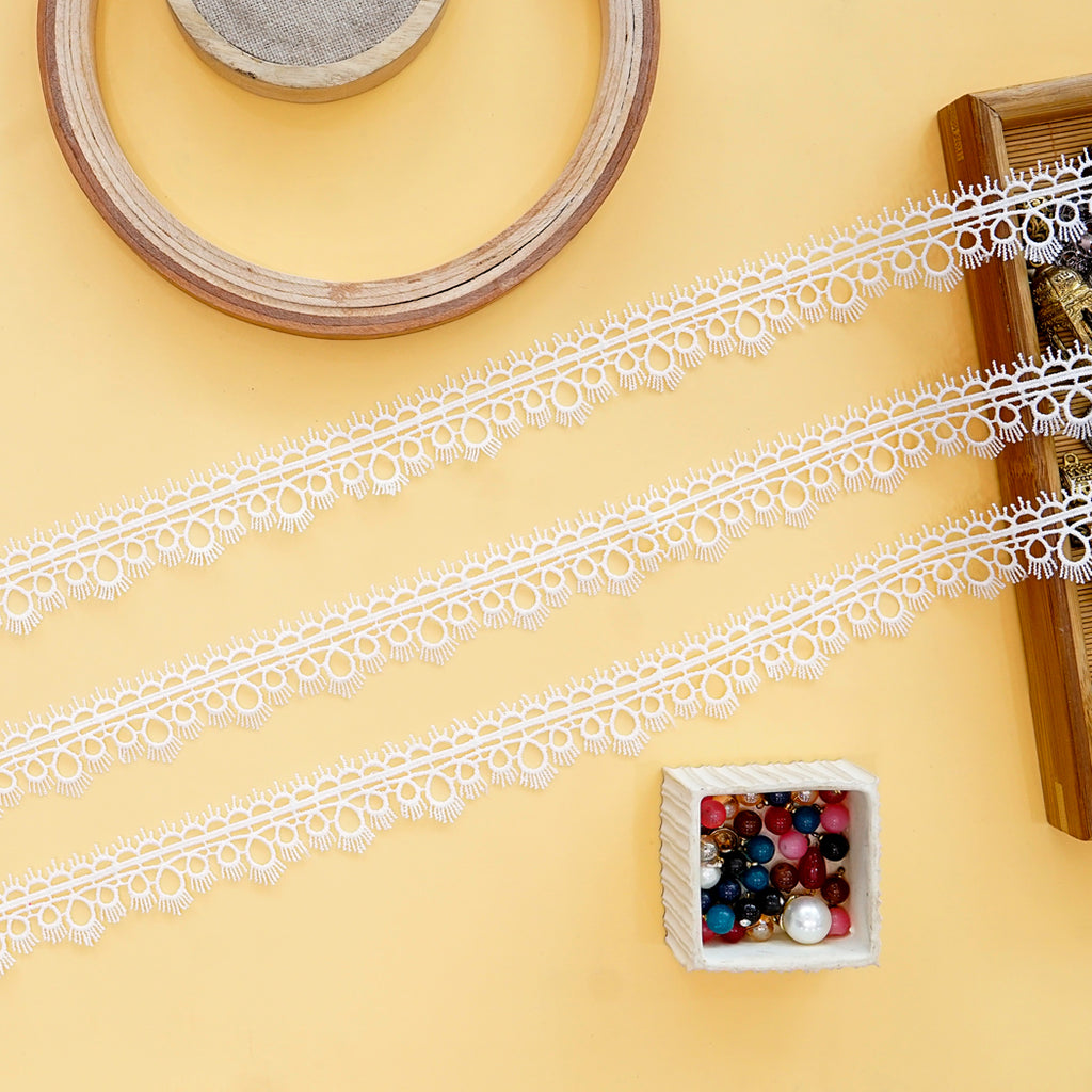 One Side Border Shuttle Lace