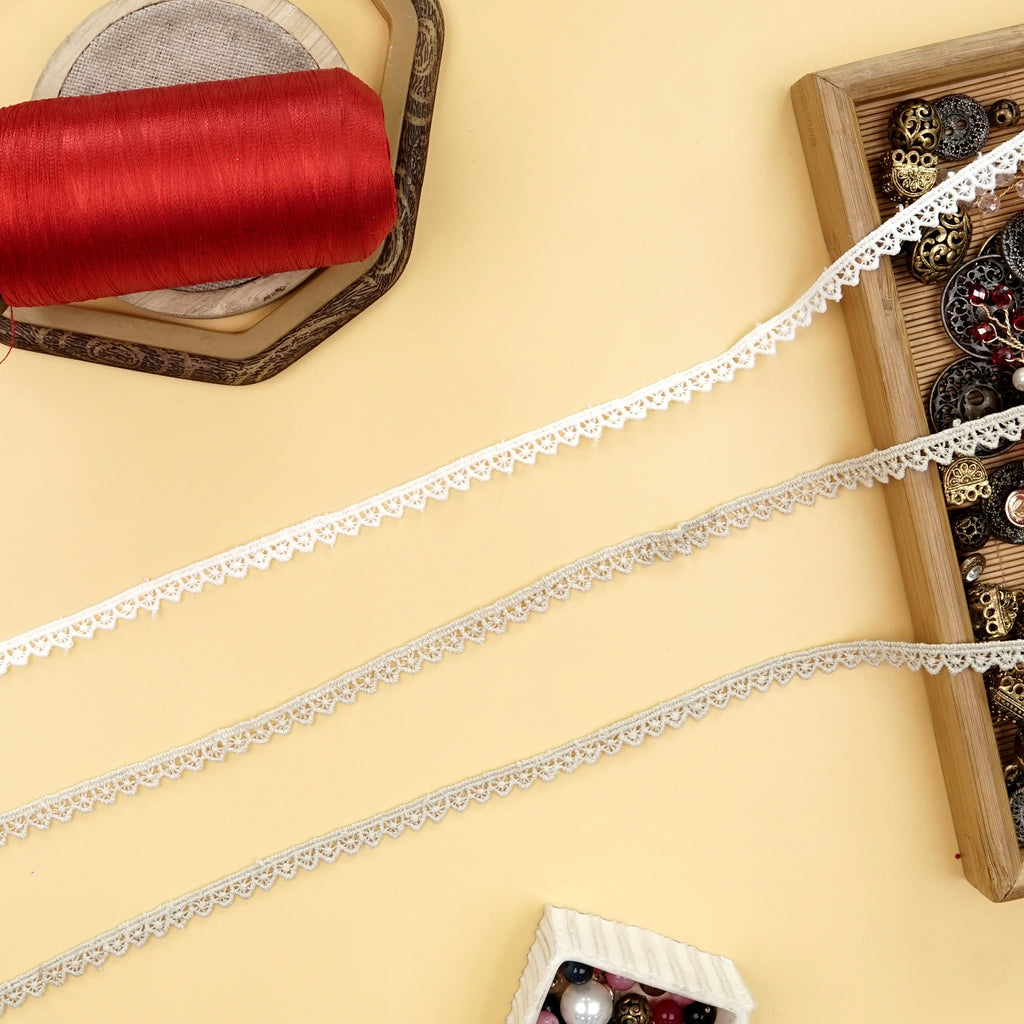 One Side Border Shuttle Lace