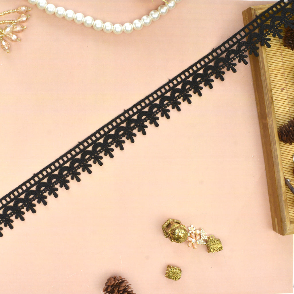 One Side Border Shuttle Lace