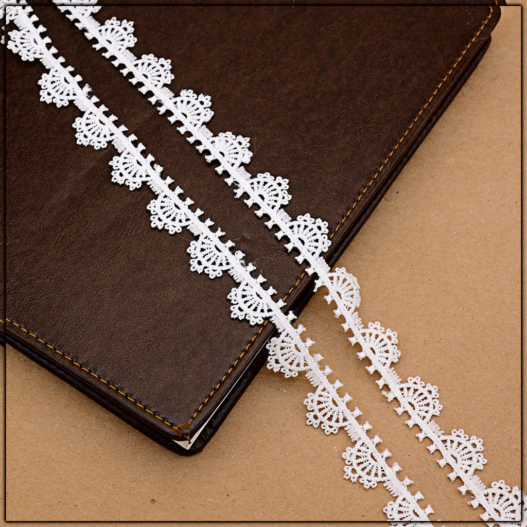 One Side Border Shuttle Lace