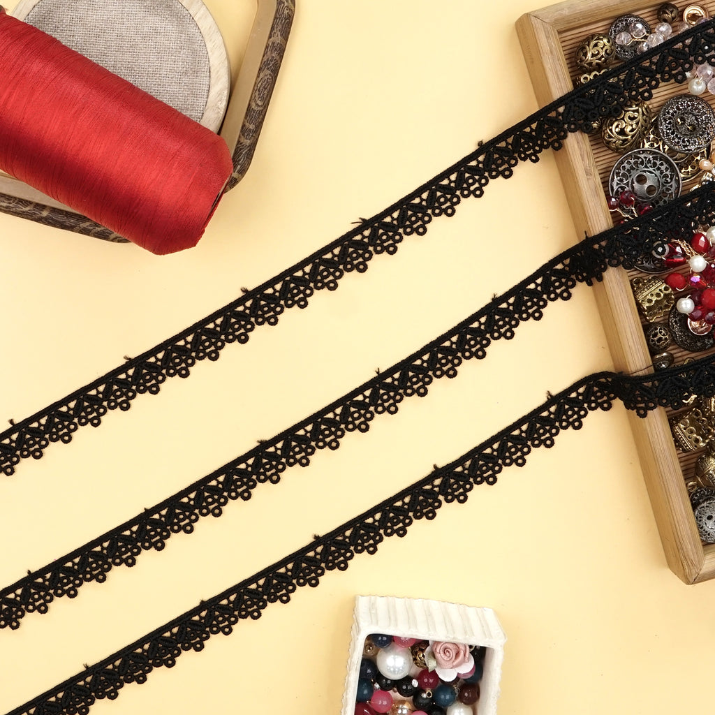 One Side Border Shuttle Lace