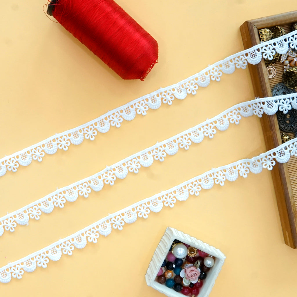 One Side Border Shuttle Lace
