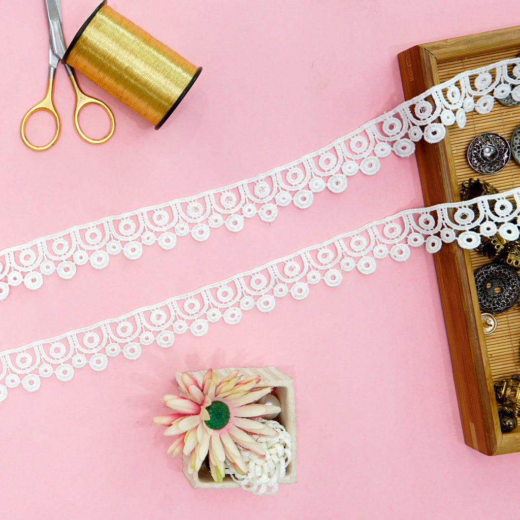 One Side Border Shuttle Lace