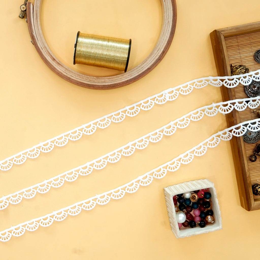 One Side Border Shuttle Lace