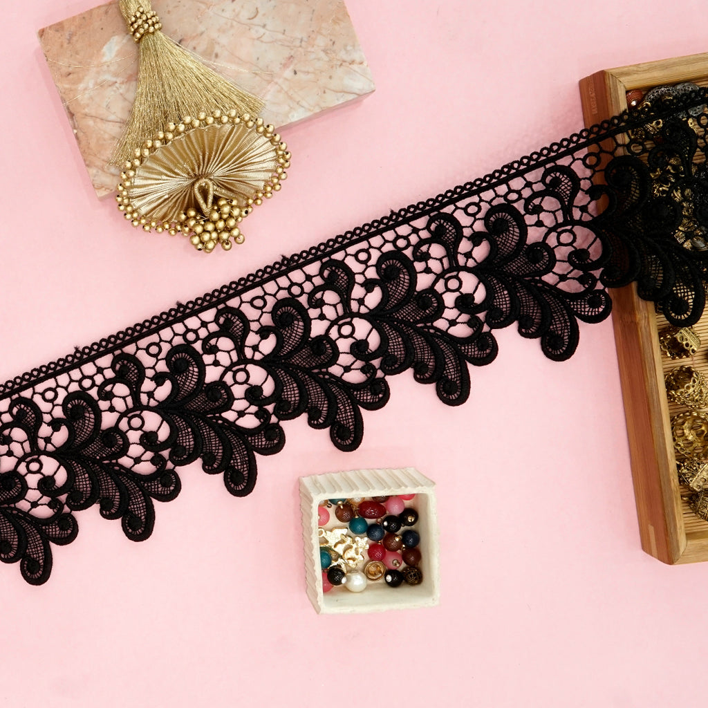 One Side Border Shuttle Lace