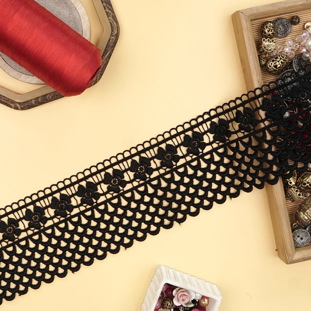 One Side Border Shuttle Lace