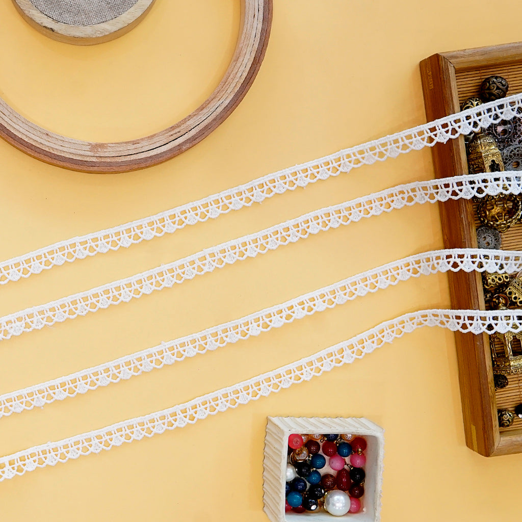 One Side Border Shuttle Lace