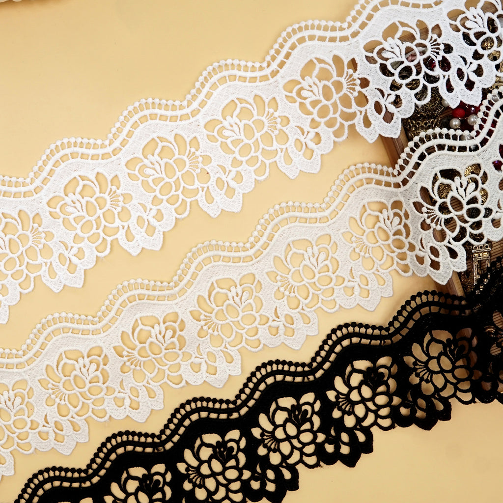 One Side Border Shuttle Lace