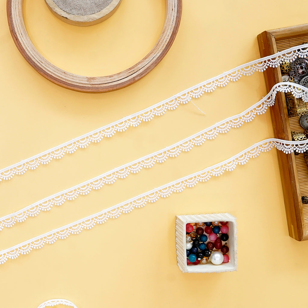 One Side Border Shuttle Lace