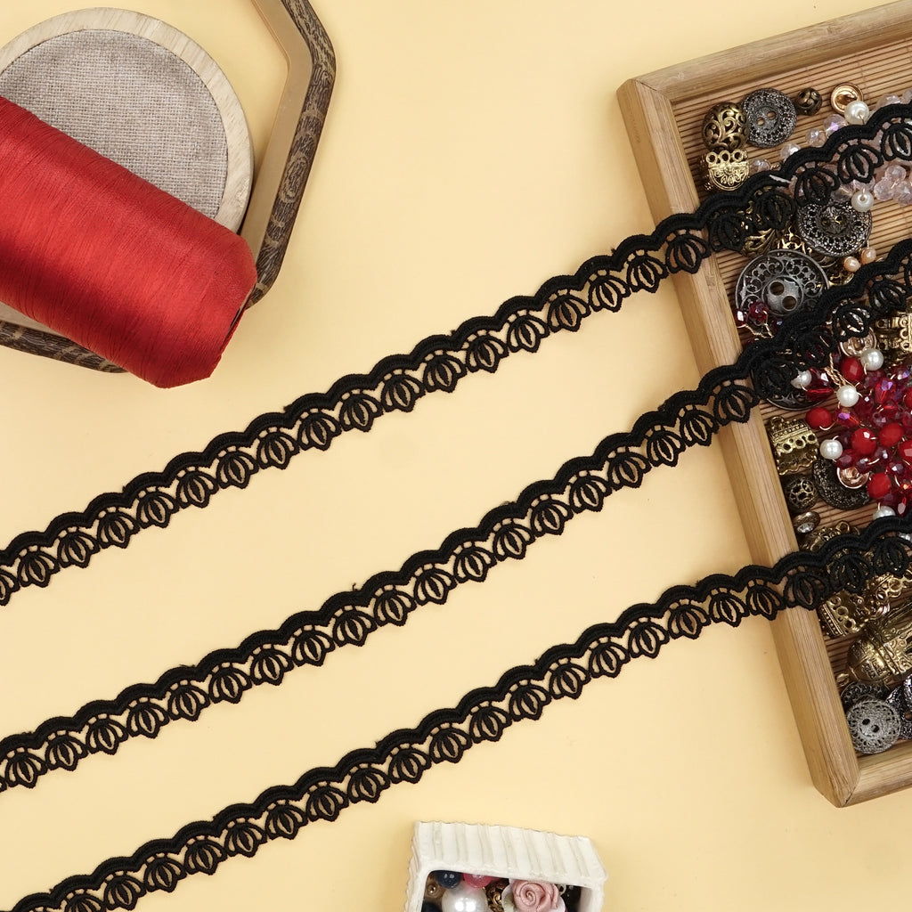 One Side Border Shuttle Lace