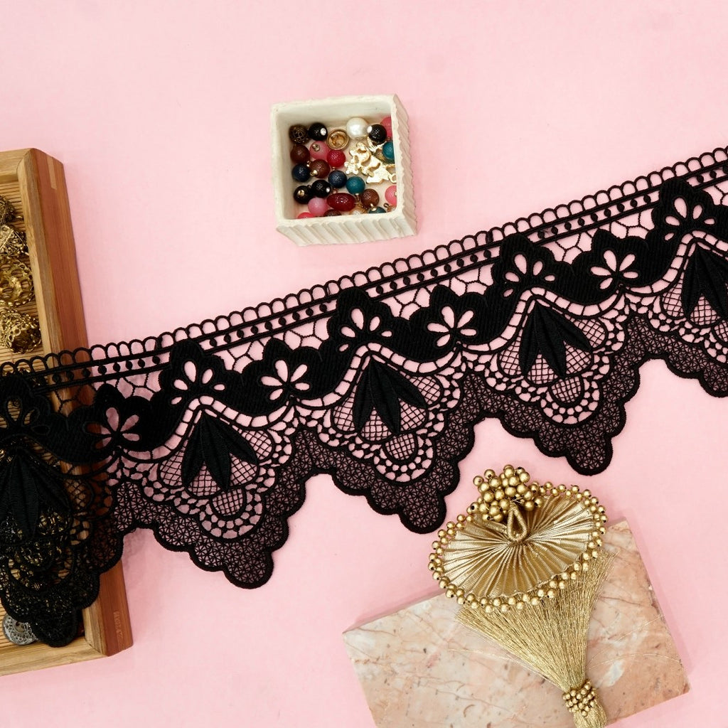 One Side Border Shuttle Lace