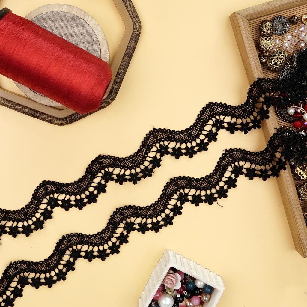 One Side Border Shuttle Lace